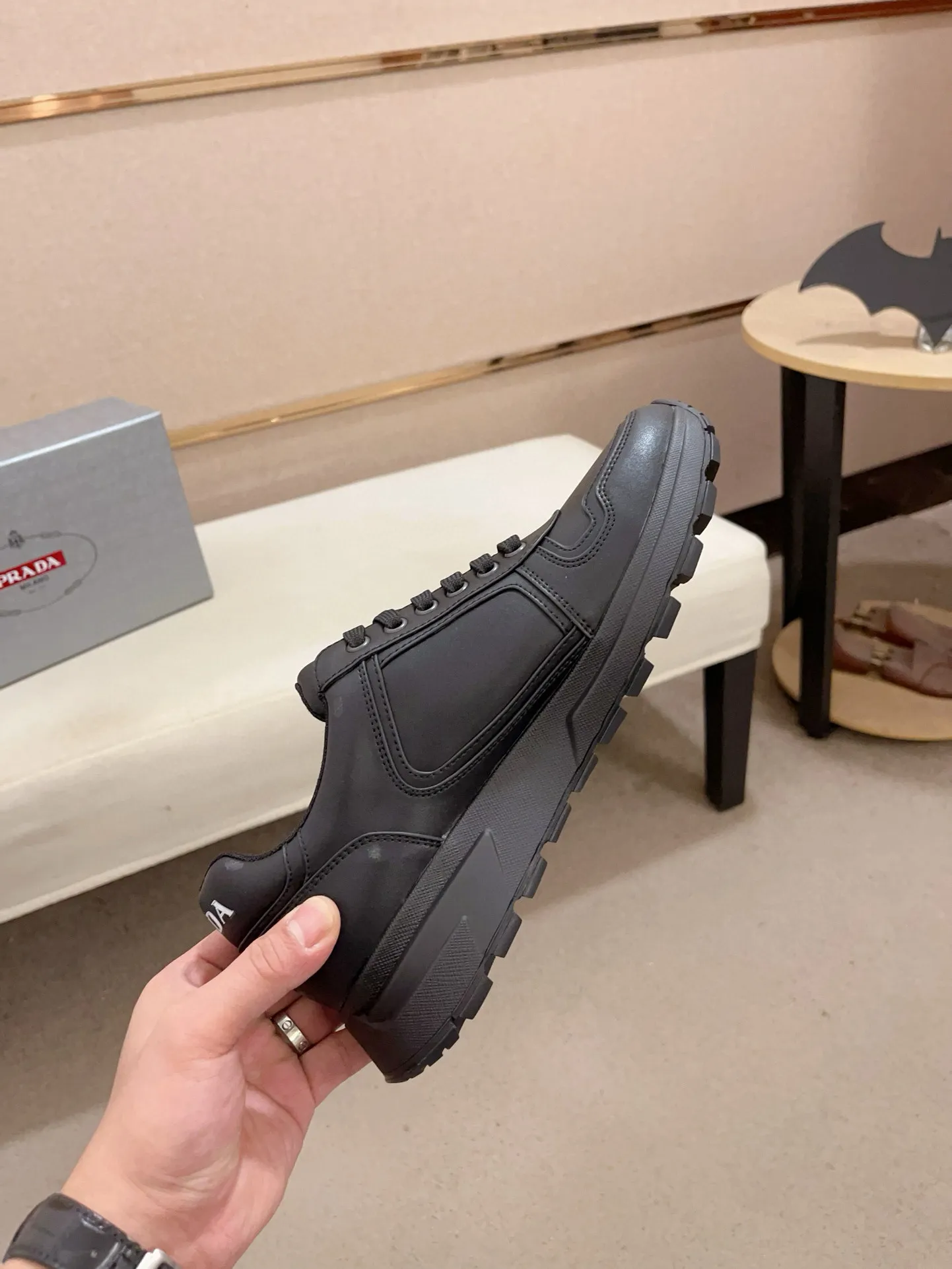 Men's shoes 💰 580 💰 (high version) new Prada (Prada) high-top counters are launched simultaneously, new men's shoes, 😘fabrics are selected from waterproof technical cloth. First layer cowhide lining. 👍🏿Original molded anti-slip rubber outsole, with exquisite lines, simple and elegant, comfortable and high-end for leisure travel. Number of yards: 38 to 44. (Can be customized for 45.46.)